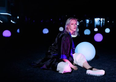 Moda silah Asya tarzı, gece city, neon ışıkları ve giyimleri, profesyonel model. Sokak moda stil.