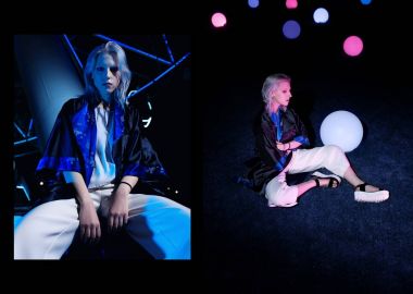 Moda silah Asya tarzı, gece city, neon ışıkları ve giyimleri, profesyonel model. Sokak moda stil.