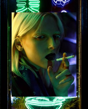 Moda silah Asya tarzı, gece city, neon ışıkları ve giyimleri, profesyonel model. Sokak moda stil.