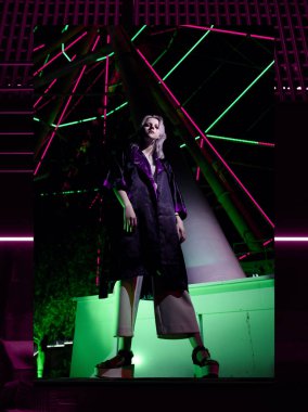 Moda silah Asya tarzı, gece city, neon ışıkları ve giyimleri, profesyonel model. Sokak moda stil.