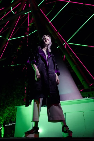 Moda silah Asya tarzı, gece city, neon ışıkları ve giyimleri, profesyonel model. Sokak moda stil.