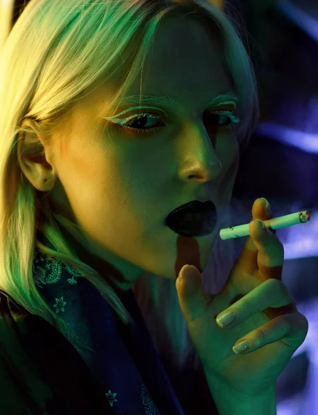 Moda silah Asya tarzı, gece city, neon ışıkları ve giyimleri, profesyonel model. Sokak moda stil.