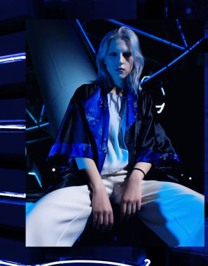 Moda silah Asya tarzı, gece city, neon ışıkları ve giyimleri, profesyonel model. Sokak moda stil.