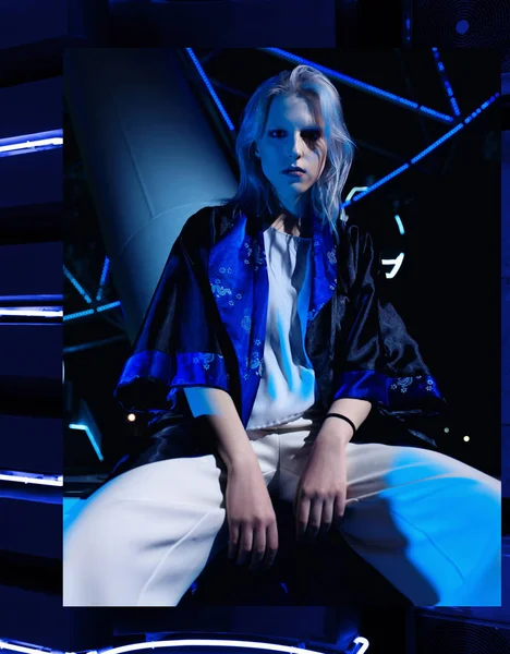 Moda silah Asya tarzı, gece city, neon ışıkları ve giyimleri, profesyonel model. Sokak moda stil.