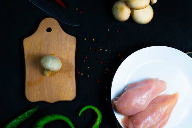 çiğ tavuk kanadı otlar bir şeffaf kase karnabahar domates ve otlar ve biber ile