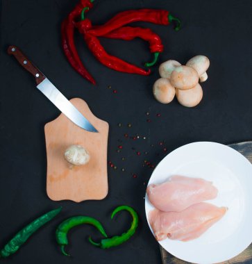 çiğ tavuk kanadı şeffaf kase domates ve otlar ile karnabahar bitkilerle ve biber mantar ahşap arka plan üstten görünüm üzerinde kapat