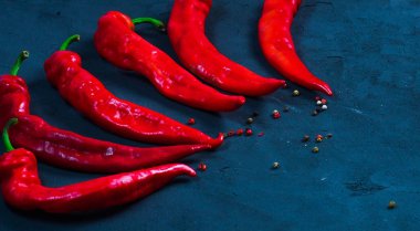 Kırmızı sıcak biber biber bir arka plan parlak üzerinde sıcak sıcak