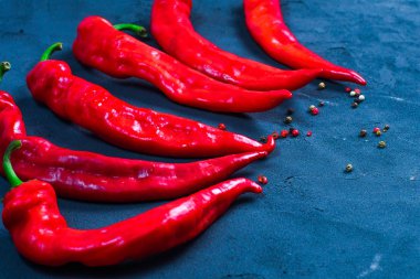 Kırmızı sıcak biber biber bir arka plan parlak üzerinde sıcak sıcak