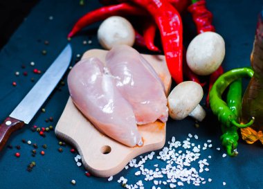 çiğ tavuk kanadı otlar bir şeffaf kase karnabahar domates ve otlar ve biber ile