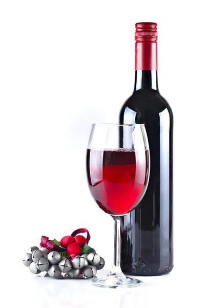 Κόκκινο κρασί με Χριστουγεννιάτικο στολίδι που απομονώνονται σε λευκό φόντο, s — Φωτογραφία Αρχείου