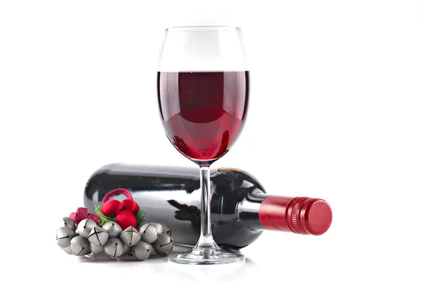 Rött vin och Christmas prydnad, isolerade på vit bakgrund, s — Stockfoto