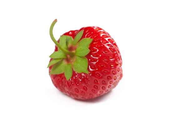Erdbeere isoliert auf weißem Hintergrund, flacher Fokus — Stockfoto