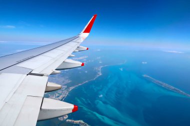 Gökyüzü ve okyanus arkaplanı üzerinde uçak kanadı, pencereden manzara                               