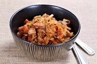 Bigos, geleneksel Polonya yemeği, lahana ve et güveci, sığ odak
