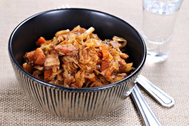 Bigos, geleneksel Polonya yemeği, lahana ve et güveci, sığ odak