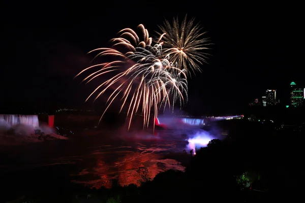位于加拿大安大略省尼亚加拉瀑布的壮观的Fireworks — 图库照片