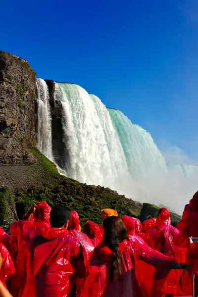 Touristes Méconnaissables Observant Les Chutes Niagara Depuis Bateau Mise Point — Photo