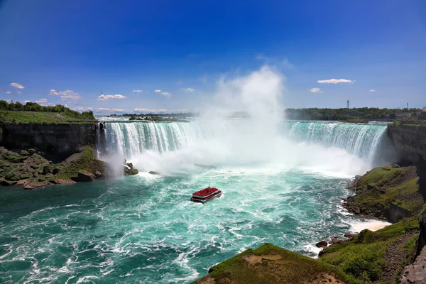 Turisti Che Osservano Cascate Del Niagara Dalla Barca — Foto Stock