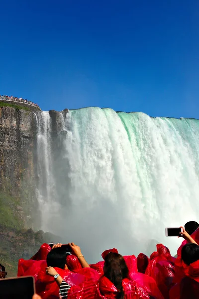 Touristes Méconnaissables Observant Les Chutes Niagara Depuis Bateau Mise Point — Photo