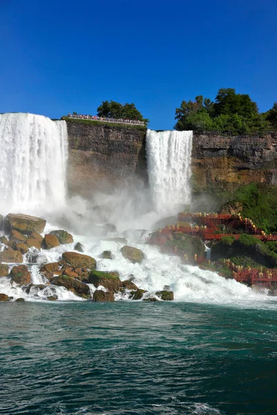 Turyści Obserwujący Wodospad Niagara Schodach Obserwacyjnych — Zdjęcie stockowe