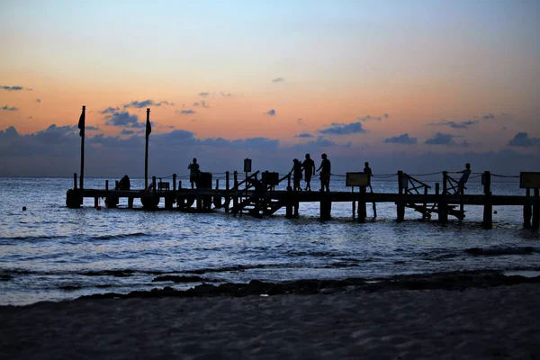 Αγνώριστοι Άνθρωποι Στην Παραλία Καταδύσεις Peer Στο Σούρουπο Ρηχή Εστίαση — Φωτογραφία Αρχείου