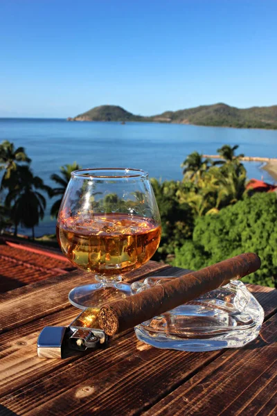 Ett Glas Rom Och Cigarr Havet Bakgrund Grunt Fokus — Stockfoto