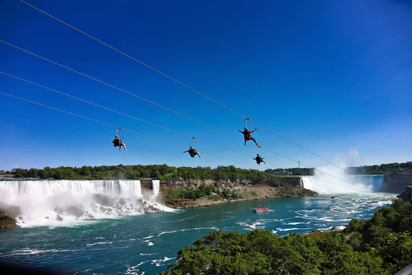 Turisté Letící Zipline Nad Niagarskými Vodopády Royalty Free Stock Fotografie