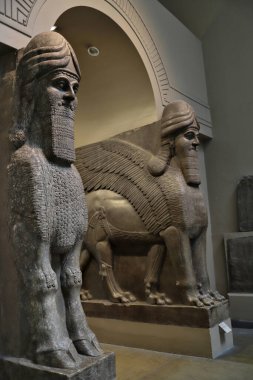 Londra, İngiltere - Eylül 2018 - İnsan Başlı Boğa Koruyucuları British Museum 'da sergileniyor