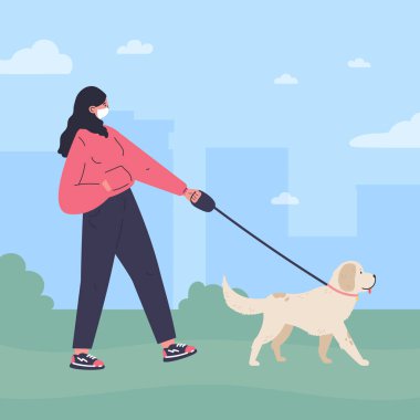 Beyaz maskeli bir kadın köpeği gezdiriyor.