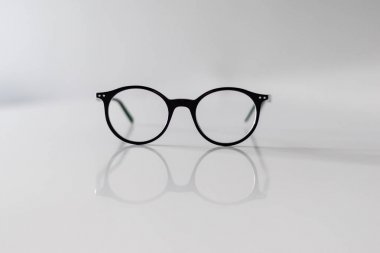 Gözlük, beyaz arka plan üzerinde izole. Siluetleri. Çeşitli şekiller. Kırpma yolu