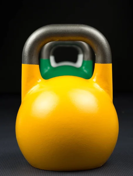Tres pesas de competición en un piso de gimnasio de entrenamiento con pesas — Foto de Stock