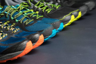 Dört fitness eğitmenleri satır / çalışan Ayakkabı