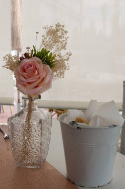 Süslü bir gül buketi.