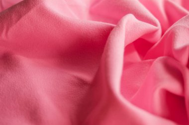 Spor için yakın plan pembe mikrofiber havlu. Arka plan, spor giysileri.