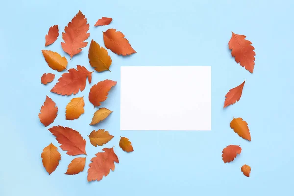 Foglie rosse con una cartolina sullo sfondo blu. Concetto autunno — Foto Stock