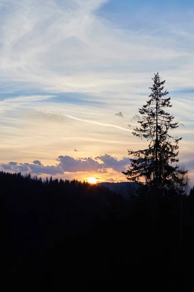 Bela paisagem com céu colorido nas montanhas durante o pôr do sol — Fotografia de Stock