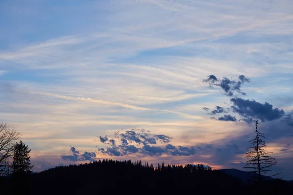 Красивый пейзаж с красочным небом в горах на закате — стоковое фото