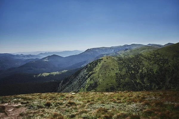 Malerische Landschaft mit Bergen und blauem Himmel — Stockfoto