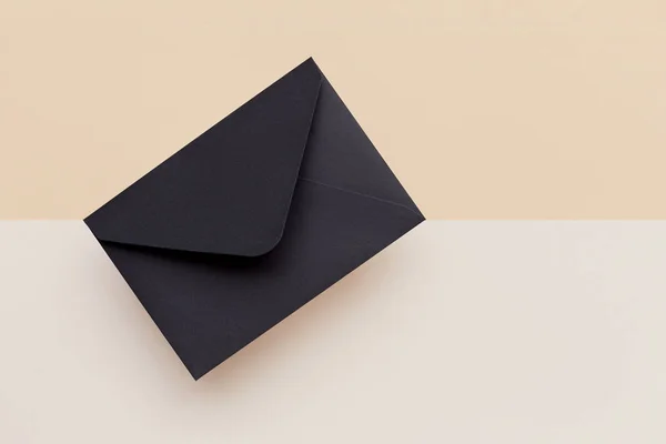 Czarna koperta na biege podwójne kolorowe tło. Koncepcja poczty — Zdjęcie stockowe