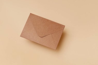 Arka planda el işi zarfı var. Posta kavramı