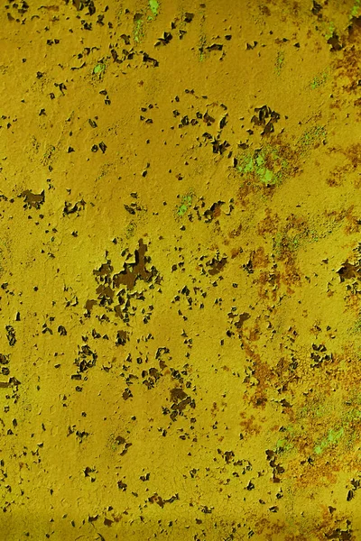 Superficie estructurada de la pared oxidada amarilla envejecida con pintura pelada — Foto de Stock