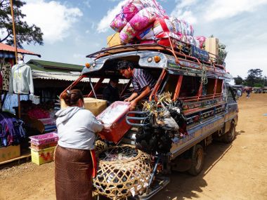 Yerel halkın geleneksel bir markette çalışıyor. Laos, Ocak 2014.