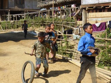 Oynama ve Laos onların köyde çalışan çocuklar. Ocak 2015.