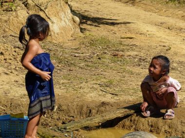 Laos onların köyde bir konuşma olan çocuklar. Ocak 2015.