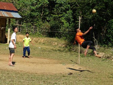 Laos'ta footvolley top oynarken gençler. Ocak 2015.