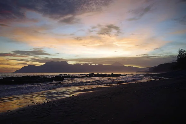 Pantai Batu Biru gün batımı - Mavi taş plaj, Ende, Endonezya.