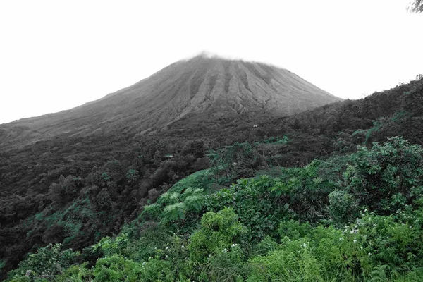 Gunung Inerie Ngada bölgesinde, Flores, Doğu Nusa Tenggara Endonezya görünümünü. Gri ve yeşil.