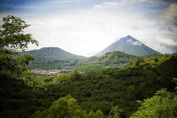 Gunung Inerie Ngada bölgesinde, Flores, Doğu Nusa Tenggara Endonezya görünümü