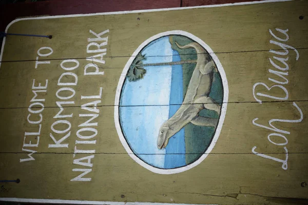 İşareti Komodo Ulusal Parkı, hoş geldiniz. Mart 2015, Endonezya.