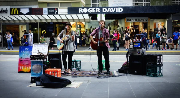 Sokak müzisyenleri oynuyor. Melbourne, Avustralya, Mart 2015.